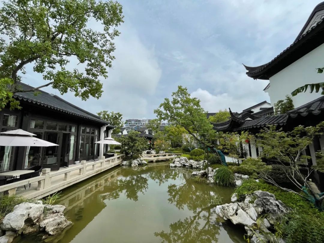 案例賞析 | 雅致別墅X極光白巖板，在純白之間靜享悠然生活