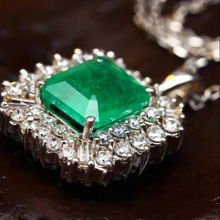 DELFONE新品|高貴典雅的哥倫比亞祖母綠,展露著無(wú)限迷思(圖2) DELFONE新品|高貴典雅的哥倫比亞祖母綠,展露著無(wú)限迷思(圖2)