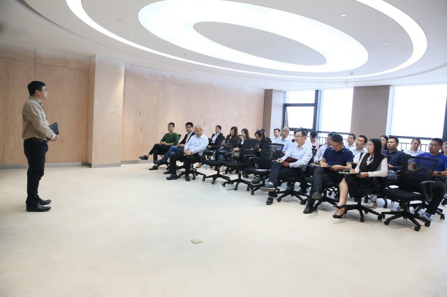 德利豐家居吹響2018戰斗的號角——3月動員大會圓(圖2) 德利豐家居吹響2018戰斗的號角——3月動員大會圓(圖2)