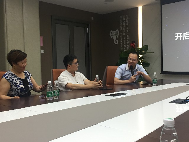 建材行業專家組團參觀德利豐家居,探討巖板發(圖5) 建材行業專家組團參觀德利豐家居,探討巖板發(圖5)