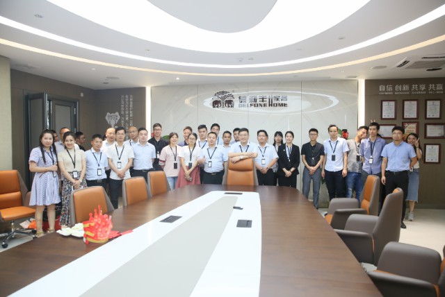 德利豐家居7月總結(jié)會暨員工生日會凝心聚力，為