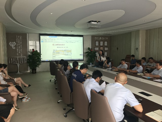 “精進(jìn)不休，提高效率”德利豐家居終端櫥柜上(圖3)