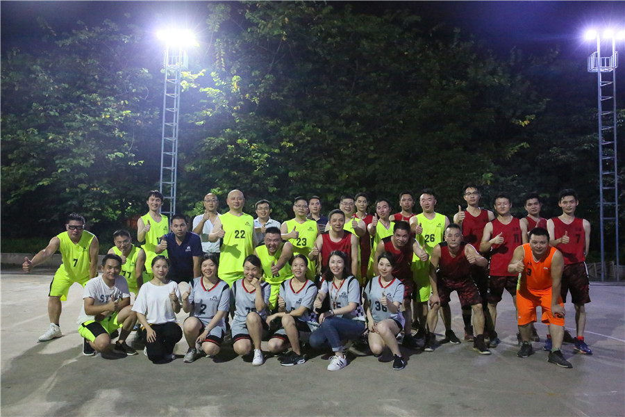 德利豐家居與金牌企業(yè)生產(chǎn)部籃球比賽展風采，(圖1)