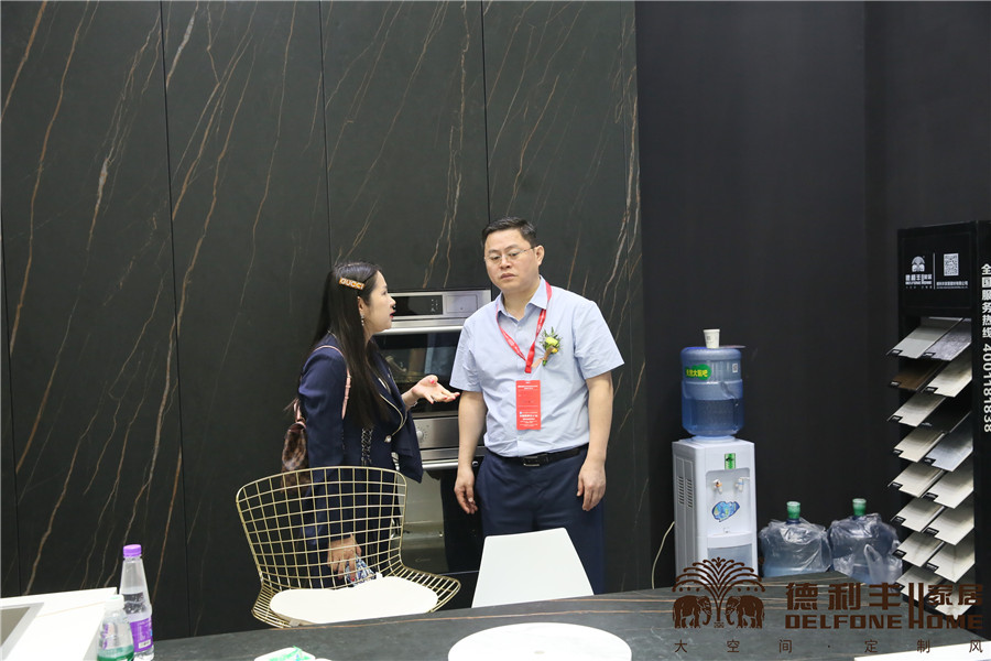 熱度持續飆升！行業協會領導對德利豐大巖板贊(圖10)